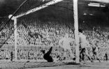 La légende du Real Madrid Alfredo Di Stefano inscrit un but lors de la finale victorieuse de C1 face à l'Eintracht Francfort, le 18 mai 1960 à Glasgow