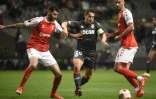 Le capitaine et attaquant de Monaco Wissam Ben Yedder, à la lutte avec le défenseur brésilien de Braga Vitor Tormena, lors du 8e de finale aller de la Ligue Europa, le 10 mars 2022 au Municipal Stadium