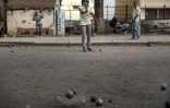 Des habitants d'Antananarivo jouent à la pétanque, le 25 novembre 2016