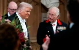 Le président américain Donald Trump (g) sourit aux côtés du roi Charles III après avoir prononcé un discours lors d'un banquet d'Etat au château de Windsor, à Windsor, le 17 septembre 2025
