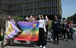 Des membres de la communauté LGBTQ marchent vers le Parlement avant le vote final des sénateurs sur le projet de loi sur le mariage homosexuel, le 18 juin 2024 à Bangkok, en Thaïlande