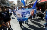 Des sympathisants du Likoud, le parti du Premier ministre israélien Benjamin Netanyahu, font campagne dans le marché Mahane Yehuda à Jérusalem, le 19 mars 2021, à quelques jours des législatives