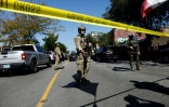 Des agents masqués de la patrouille frontalière des douanes et de la protection des frontières des États-Unis (CBP) derrière cordon de police à Chicago, le 4 octobre 2025 dans l'Ilinois