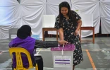 Une électrice vote aux législatives, le 21 avril 2024 à Malé, aux Maldives
