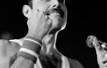 Le chanteur du groupe "Queen", Freddie Mercury, sur scène lors d'un concert à Paris le 18 septembre 1984