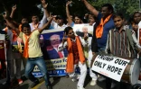 Des membres du groupe ultra-nationaliste Hindu Sena célèbrent la victoire de Donald Trump, le 9 novembre 2016 à New Delhi