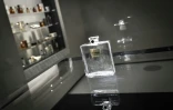 Le N°5, le parfum le plus vendu au monde, à l'exposition "Gabrielle Chanel. Manifeste de mode" au palais Galliera, le 25 septembre 2020