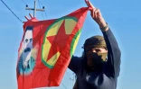 Le portrait du fondateur du Parti des travailleurs du Kurdistan (PKK), Abdullah Ocalan, sur un drapeau, lors d'un rassemblement pour écouter un message audio du leader emprisonné à Suleimaniyeh, dans la région autonome du Kurdistan irakien, le 27 février 2025