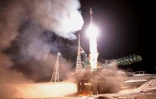 Décollage d'une fusée Soyouz transportant des satellites de l'entreprise britannique OneWeb depuis le cosmodrome de Baïkonour, le 27 décembre 2021 au Kazakhstan