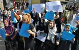 Des femmes et filles afghanes manifestent à Kaboul contre la décision prise par les talibans de fermer l'enseignement secondaire aux filles, le 26 mars 2022