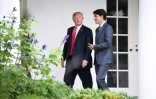Le président américain Donald Trump (g) écoute le Premier ministre canadien Justin Trudeau alors qu'ils se dirigent vers le bureau ovale de la Maison Blanche à Washington, le 11 octobre 2017