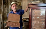 L'artisan René Reyes montre une cave à cigares dans son atelier de La Havane, le 5 septembre 2023 à Cuba