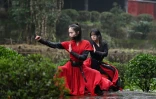 Duan Ruru (g) et Liu Qiao, membres des Emei Kung Fu Girls, font une démonstration d'art martial au temple Zhongfei à Emeishan, dans la province du Sichuan, le 21 février 2025 dans le sud-ouest de la Chine
