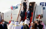 La délégation israélienne et le secrétaire américain au Trésor Steve Mnuchin (d) arrivent à l'aéroport international de Bahrein le 18 octobre 2020