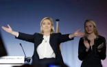 Marine Le Pen, présidente du Front National devant Marion Maréchal-Le Pen pendant un meeting, le 27 novembre 2015 à Nice, en Côte d'Azur