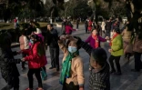 Des personnes âgées dansent le long du Yangtze, à Wuhan en Chine le 11 janvier 2021, un an après le signalement du premier mort du coronavirus dans ce pays 