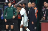 Le sélectionneur des Bleus Zinédine Zidane (D) et son capitaine Kylian Mbappé (C), au moment de sa sortie sur blessure, lors d'un match de Ligue des nations en Turquie, le 25 septembre 2026 au Kocaeli Stadium d'Izmit