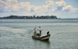 Des pêcheurs rentrent au port à Panama, le 23 septembre 2026