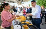 Le chef du parti nationaliste AUR George Simion, candidat à la présidence roumaine, lors d'une fête foraine à Alexandria le 1er mai 2025