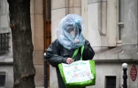 Un homme emmitouflé dans un sac en plastique, le 21 mars 2020 à Paris 
