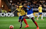 La capitaine brésilienne Marta Silva à la lutte avec la Française Kadidiatou Diani, lors d'un match amical à Grenoble, le 16 septembre 2016
