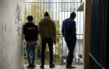 Des migrants dans le lycée désaffecté Jean-Quarré le 6 octobre 2015 à Paris