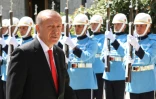 Le président turc Recep Tayyip Erdogan passe en revue la garde d'honneur à son arrivée au Parlement à Ankara, le 7 juillet 2018