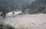 Un pont en construction s'est effondré dans une rivière le long d'une route nationale à Chalthi, dans le Nord de l'Inde, le 19 octobre 2021, suite à de fortes pluies 