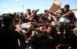 Des Palestiniens déplacés lors d'une distribution de nourriture à Khan Younès, dans le sud du territoire palestinien, le 6 octobre 2026 
