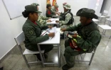 Des personnes s'inscrivent pour rejoindre les forces militaires lors d'une campagne nationale d'enrôlement lancée par le président Nicolas Maduro, le 23 août 2025 à Caracas