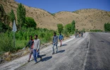 Des migrants marchent le long d'une route depuis la frontière iranienne et la ville de Tatvan, dans la région du Lac de Van, le 24 août 2020 en Turquie