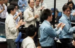 Photo fournie par l'Agence spatiale nippone Jaxa le 3 octobre 2018 montrant les chercheurs et ingénieurs au centre de contrôle de Sagamihara, au Japon