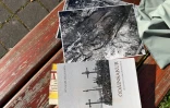 Des photos et le livre sur le poète Jonas Hallgrimsson écrit par Jon Karl Helgason, ancien enseignant et spécialiste de "l'affaire des ossements, le 28 août 2026 à Reykjavik, en Islande