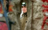 Un soldat est-allemand derrière une brèche dans le Mur de Berlin, le 21 novembre 1989