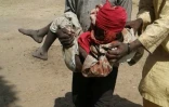 Image fournie par Médecins sans frontières (MSF) d'un homme portant un enfant victime de l'aviation nigériane qui a largué mardi 17 janvier 2017 deux bombes sur Rann, dans le nord-est du Nigeria, faisant au moins 70 morts dans un camp de déplacés.