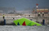 La queue d'un avion cargo Boeing dans l'eau après être sorti de piste lors de son atterrissage à l'aéroport international de Hong Kong, le 20 octobre 2025