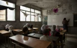 De jeunes Syriens en classe dans une école primaire d'Alep en Syrie le 7 mai 2016