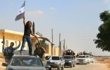 Des combattants rebelles syriens, du Front national de libération (FNL) récemment créé, défilent dans le nord de la province syrienne d'Idleb, après un entraînement militaire, le 11 septembre 2018