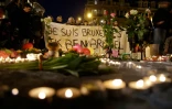 Fleurs et bougies en hommage aux victimes des attentats, le 22 mars 2016 place de la Bourse à Bruxelles