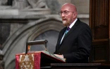 Le chercheur américain et prix Nobel de physique 2017 Kip Thorne  prononce un discours d'hommage à Stephen Hawking, lors de la cérémonie funèbre à Westminster, le 15 juin 2018