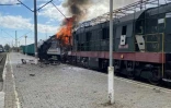 Photo prise et publiée par le service de presse des chemins de fer ukrainiens, le 4 octobre 2025, montrant un wagon de train en feu après une attaque de drone à Chostka, dans la région de Soumy, en Ukraine