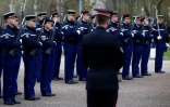 Des membres de la Garde Républicaine française, participent à une répétition en vue d'une cérémonie spéciale de relève de la garde, à Wellington Barracks, à Londres, le 5 avril 2024