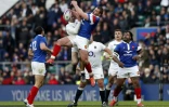 Le XV de France, avec Louis Picamoles à la lutte avec Jonny May, a affronté l'Angleterre en Six Nations à Twickenham, le 10 février 2019