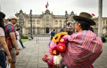 Des passants sur la Plaza de Armas de Lima, devant le palais présidentiel, le 6 juin 2026, avant le second tour de l'élection présidentielle