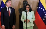 Photo diffusée par le bureau de presse de la présidence vénézuélienne montrant la présidente par intérim du Venezuela, Delcy Rodriguez (d) et le ministre américain à l'Intérieur, Doug Burgum, au palais présidentiel de Miraflores, le 5 mars 2026 à Caracas