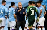 L'entraîneur de Manchester City Pep Guardiola donne des consignes à ses joueurs, lors du match de Premier League contre Liverpool, le 2 juillet 2020 à Manchester