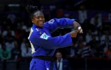 La Française Clarisse Agbegnenou célèbre son sixième titre de championne du monde de judo, le 10 mai à Doha