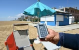 Une télécommande permettant d'ouvrir les parasols sur une plage privée de Jesolo, à l'est de Venise, le 12 mai 2020 en Italie
