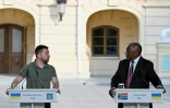 Le président ukrainien Volodymyr Zelensky (G) avec son homologue sud-africain Cyril Ramaphosa à Kiev le 16 juin 2023
