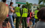 Des policiers cubains surveillent la file d'attente devant une banque de La Havane, le 4 janvier 2021